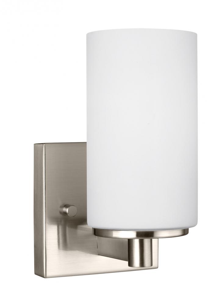 Hettinger transitional 1-light indoor dimmable bath vanity wall sconce in brushed nickel silver fini